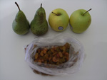 たまたま入った食料品店で見つけた洋ナシ、リンゴ、ロシア産干しブドウ